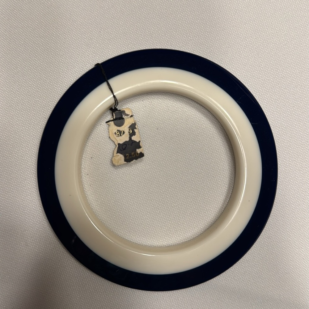 Vtg. NWT Trifari Lucite Navy and White Bangle Bracelet. - Picture 2 of 5